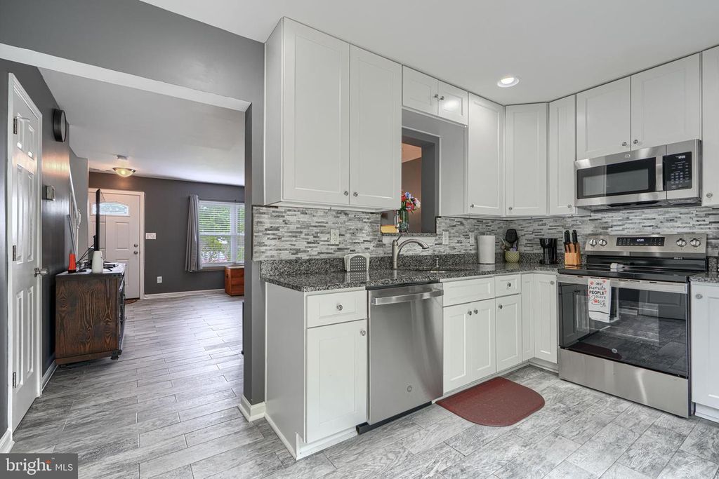 Image 16 of property listing at 13 UTE CT, Middle River, MD 21220