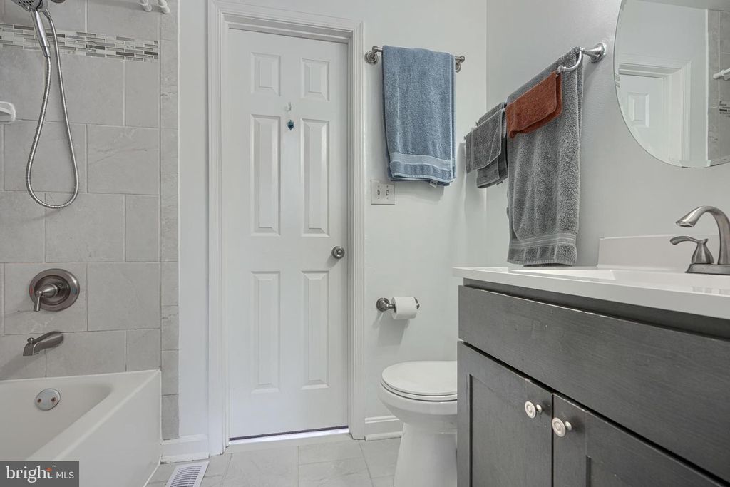 Image 29 of property listing at 13 UTE CT, Middle River, MD 21220