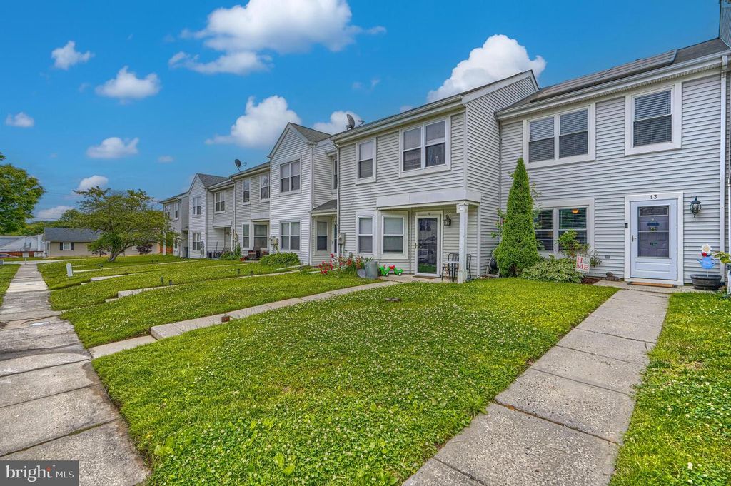 Image 3 of property listing at 13 UTE CT, Middle River, MD 21220