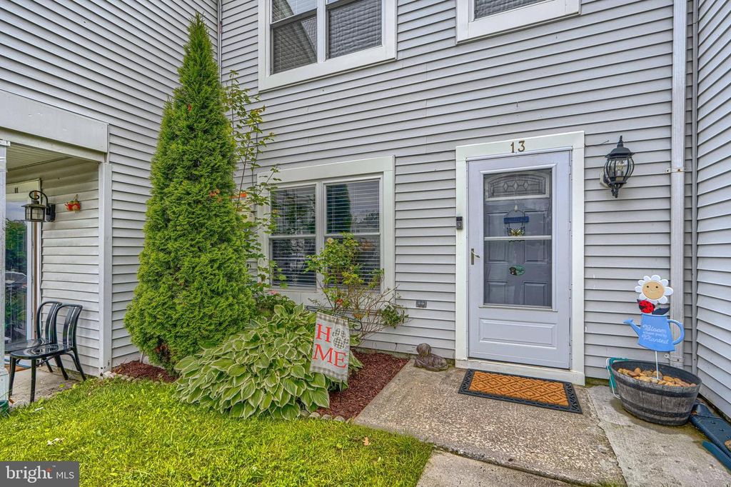 Image 4 of property listing at 13 UTE CT, Middle River, MD 21220