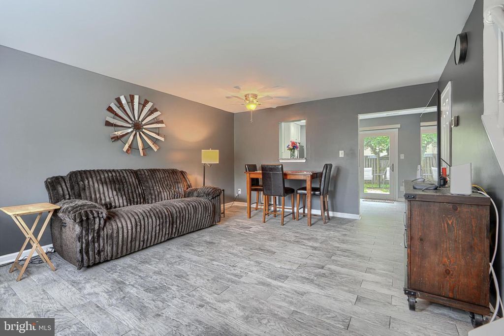 Image 5 of property listing at 13 UTE CT, Middle River, MD 21220