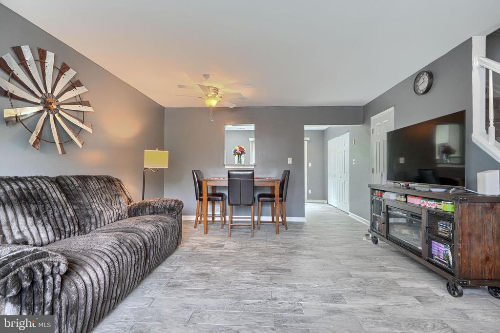 Image 6 of property listing at 13 UTE CT, Middle River, MD 21220