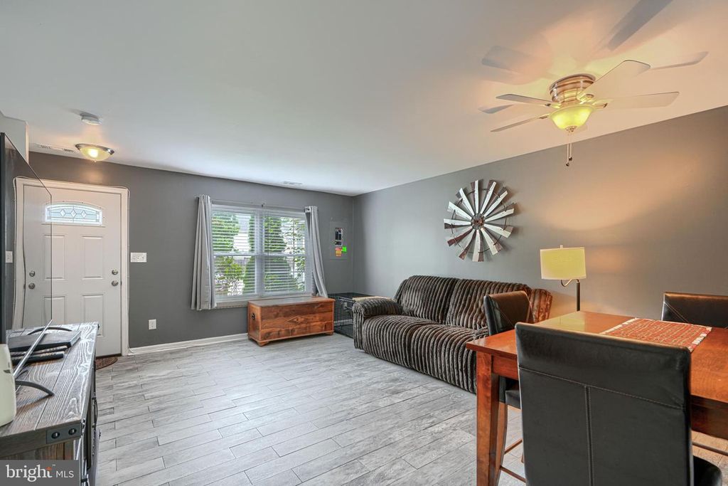 Image 7 of property listing at 13 UTE CT, Middle River, MD 21220