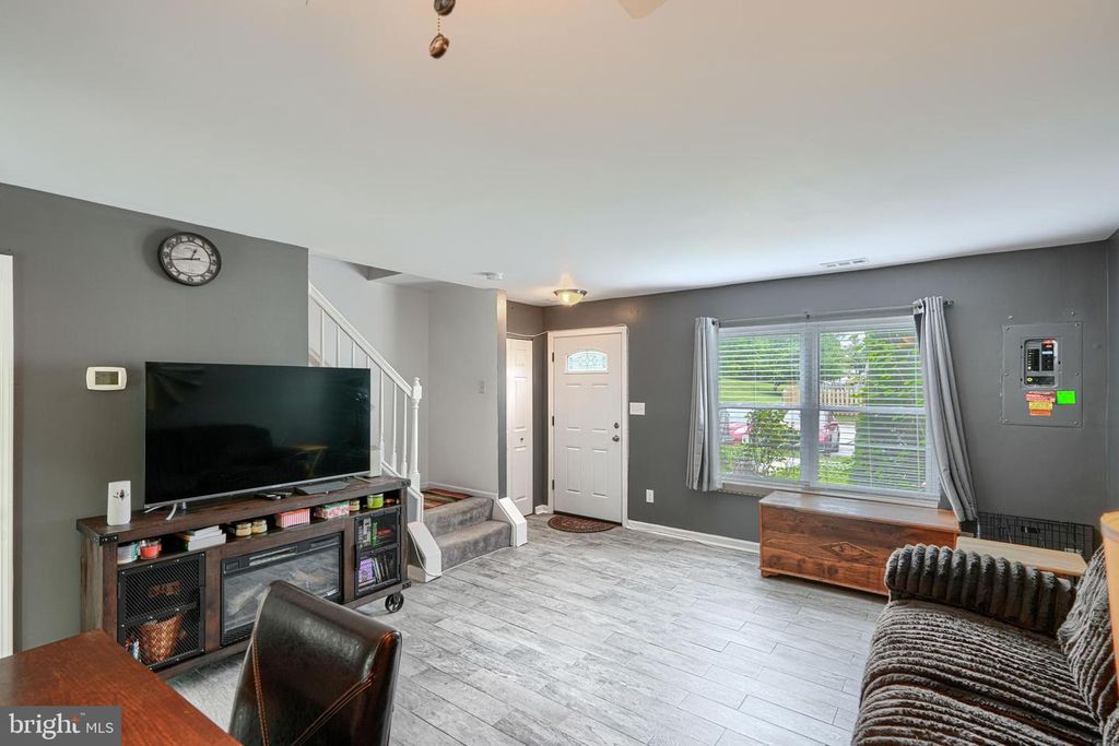 Image 8 of property listing at 13 UTE CT, Middle River, MD 21220
