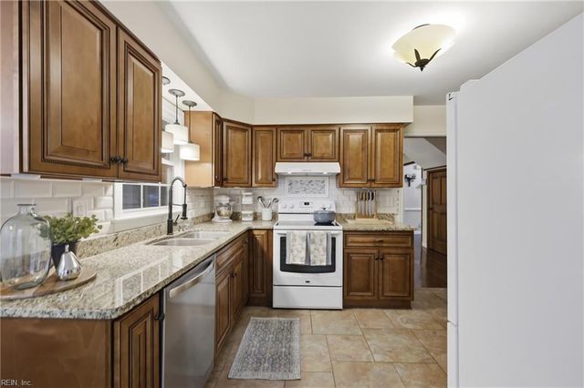 424 Pines Of Warrick DR, Chesapeake, VA 23322