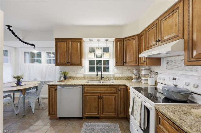 424 Pines Of Warrick DR, Chesapeake, VA 23322