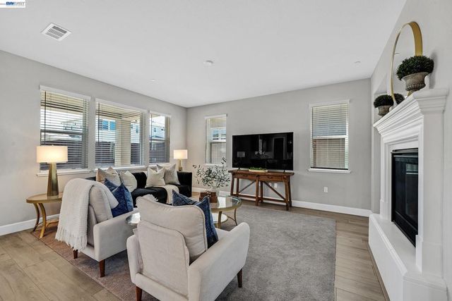 271 Eagle Nest Dr, Oakley, CA 94561