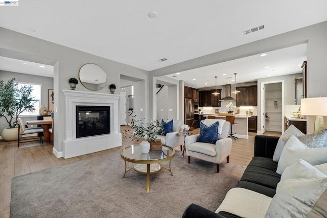 271 Eagle Nest Dr, Oakley, CA 94561