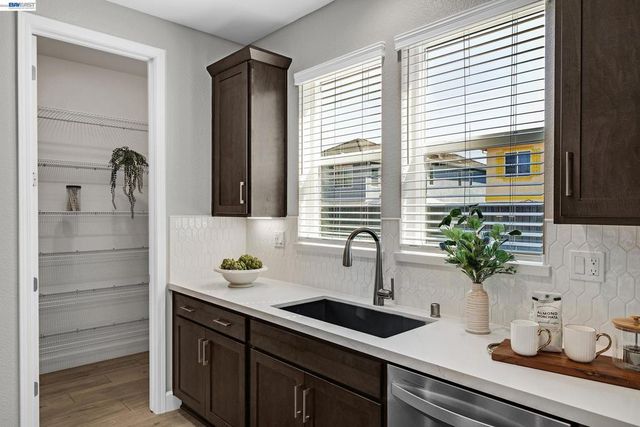 271 Eagle Nest Dr, Oakley, CA 94561