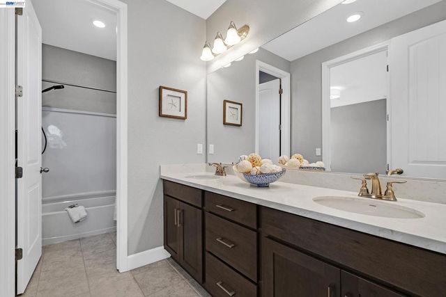 271 Eagle Nest Dr, Oakley, CA 94561