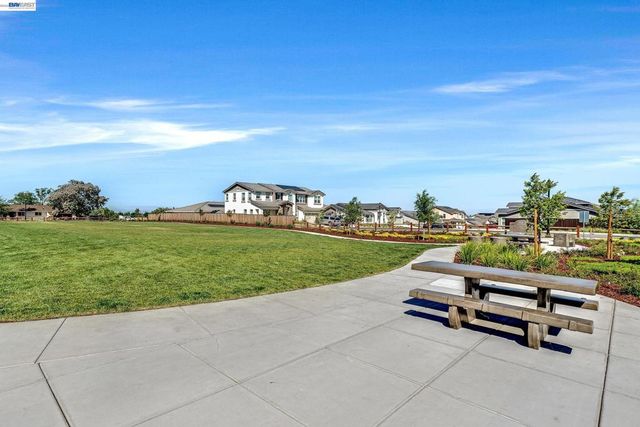 271 Eagle Nest Dr, Oakley, CA 94561