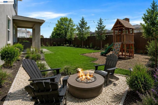 271 Eagle Nest Dr, Oakley, CA 94561