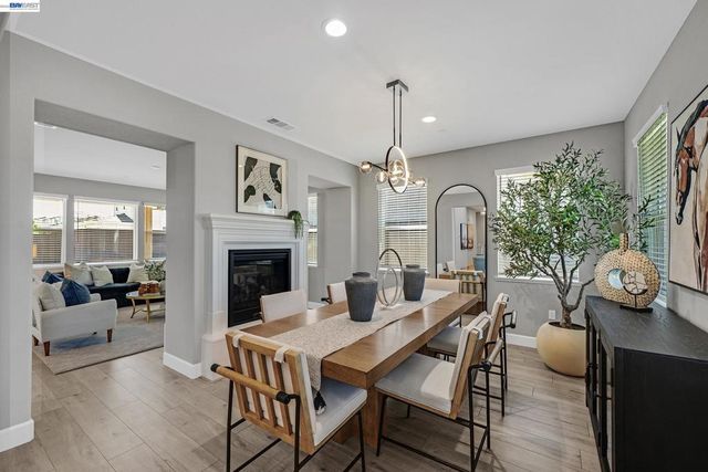 271 Eagle Nest Dr, Oakley, CA 94561