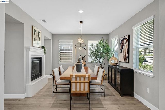 271 Eagle Nest Dr, Oakley, CA 94561