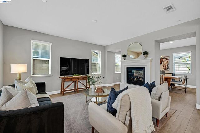 271 Eagle Nest Dr, Oakley, CA 94561