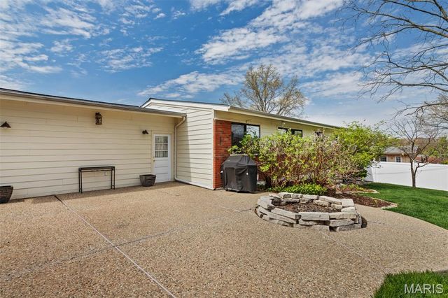 9210 Cordoba Lane, Crestwood, MO 63126