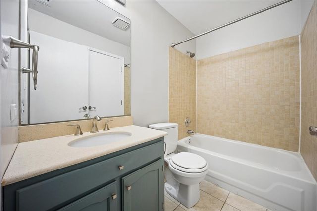 95 Midhurst Court 201D, Naperville, IL 60565