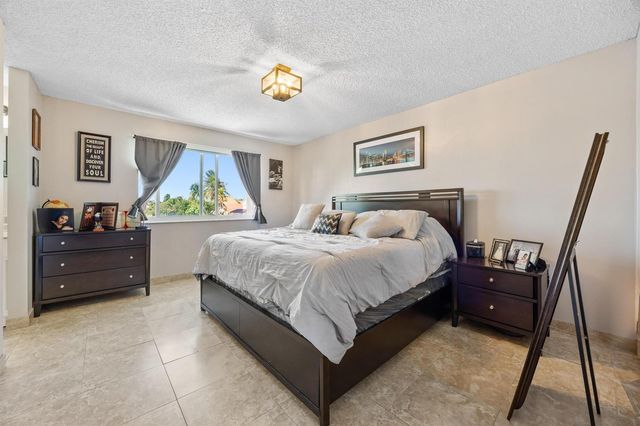 940 SW 96th Avenue, Pembroke Pines, FL 33025