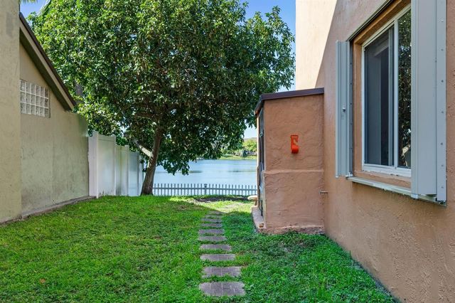 940 SW 96th Avenue, Pembroke Pines, FL 33025