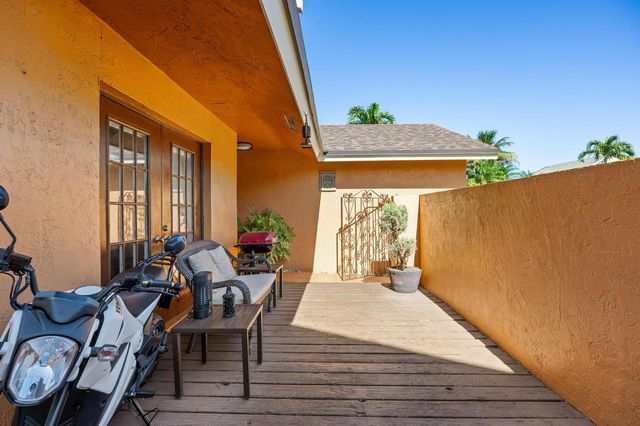 940 SW 96th Avenue, Pembroke Pines, FL 33025