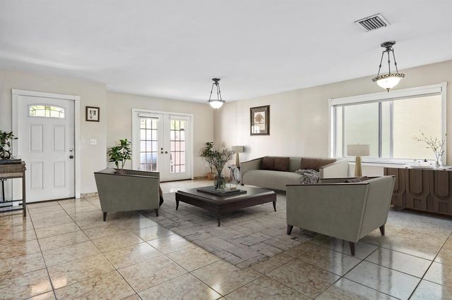 940 SW 96th Avenue, Pembroke Pines, FL 33025