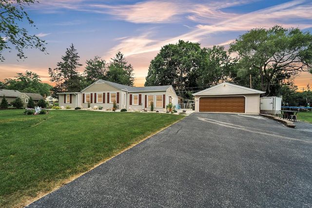 17306 W Roosevelt AVENUE, New Berlin, WI 53146