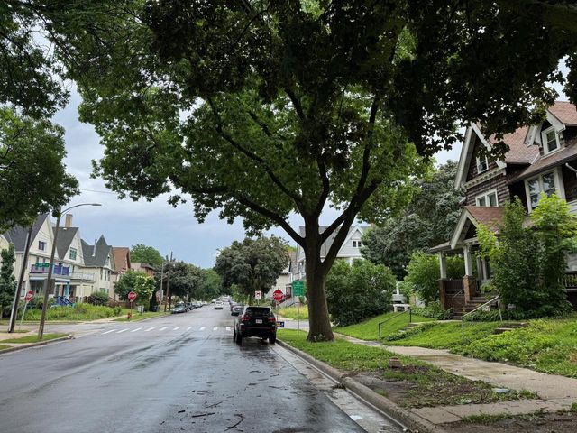 3215 W MICHIGAN STREET, Milwaukee, WI 53208