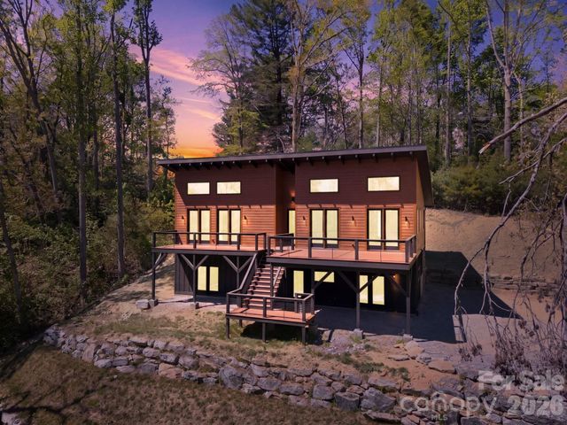 102 Sandpiper Palisades Street, Hendersonville, NC 28792