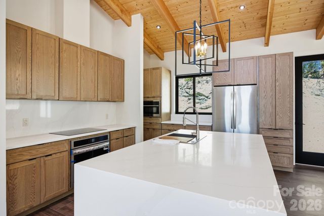 102 Sandpiper Palisades Street, Hendersonville, NC 28792
