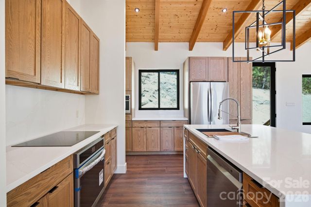 102 Sandpiper Palisades Street, Hendersonville, NC 28792