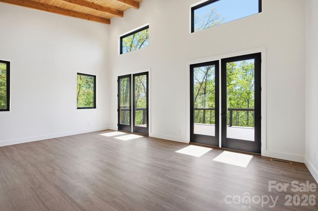 102 Sandpiper Palisades Street, Hendersonville, NC 28792