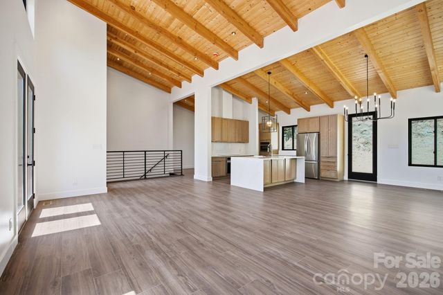 102 Sandpiper Palisades Street, Hendersonville, NC 28792