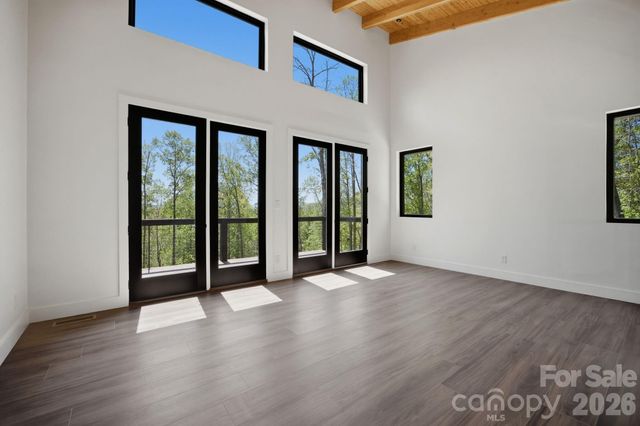 102 Sandpiper Palisades Street, Hendersonville, NC 28792