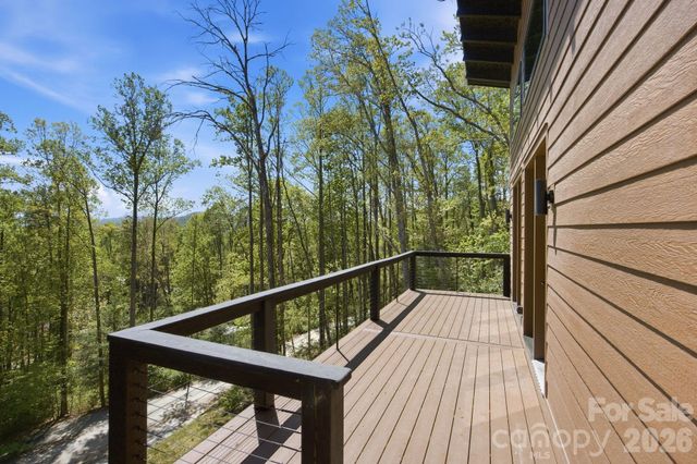 102 Sandpiper Palisades Street, Hendersonville, NC 28792