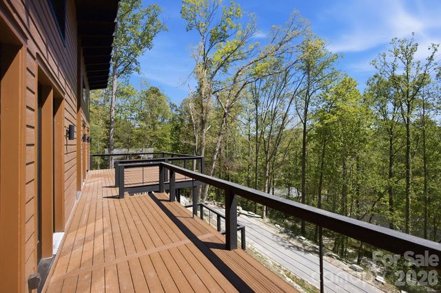 102 Sandpiper Palisades Street, Hendersonville, NC 28792