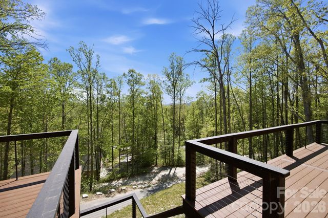 102 Sandpiper Palisades Street, Hendersonville, NC 28792
