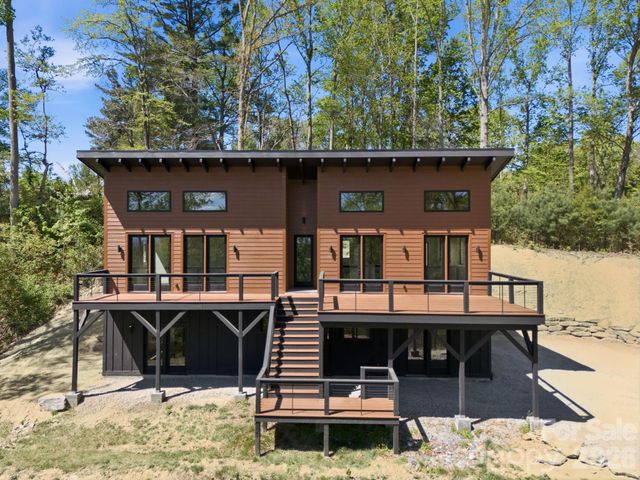 102 Sandpiper Palisades Street, Hendersonville, NC 28792