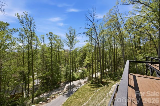 102 Sandpiper Palisades Street, Hendersonville, NC 28792