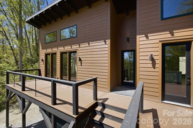 102 Sandpiper Palisades Street, Hendersonville, NC 28792