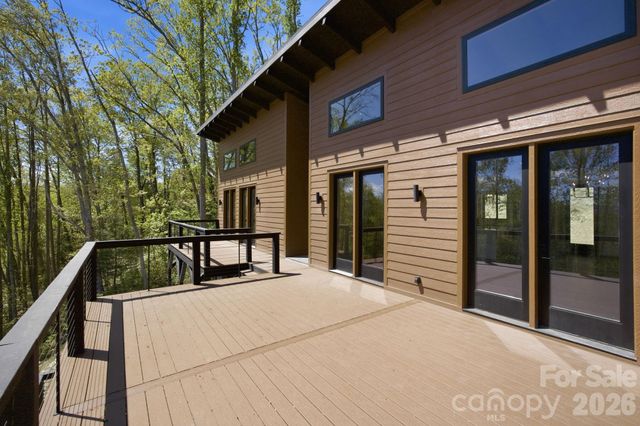 102 Sandpiper Palisades Street, Hendersonville, NC 28792