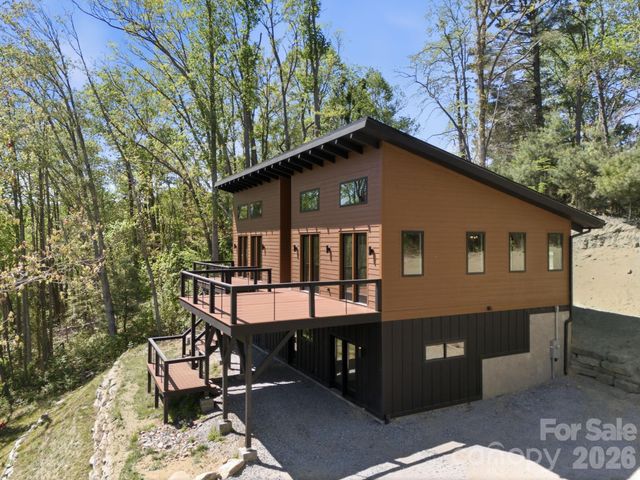 102 Sandpiper Palisades Street, Hendersonville, NC 28792