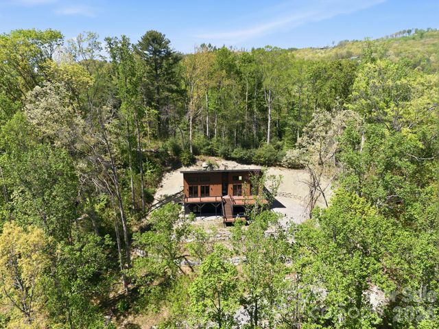 102 Sandpiper Palisades Street, Hendersonville, NC 28792