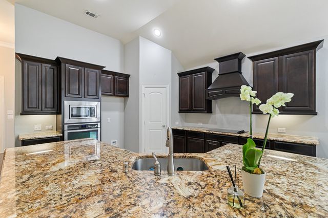 909 Auburn Court, Savannah, TX 76227