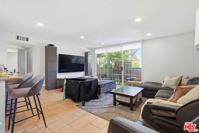 18640 Collins Street 201, Tarzana, CA 91356