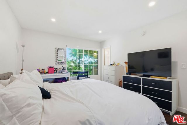 18640 Collins Street 201, Tarzana, CA 91356