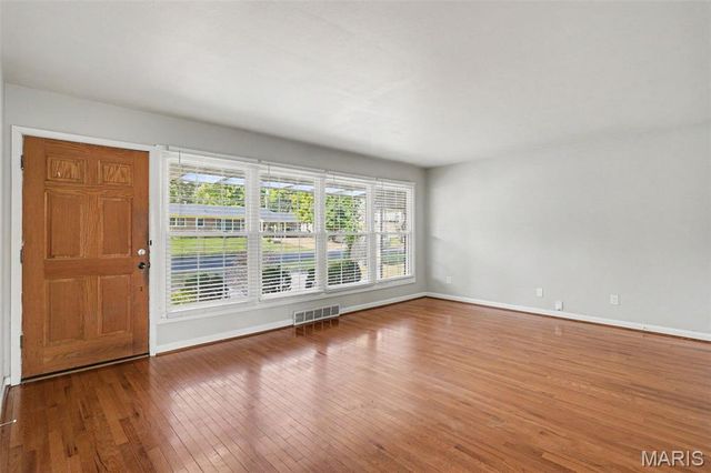 285 W Saint Anthony Lane, Florissant, MO 63031