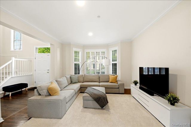 38 Ovation Court, White Plains, NY 10603