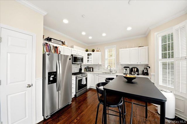 38 Ovation Court, White Plains, NY 10603