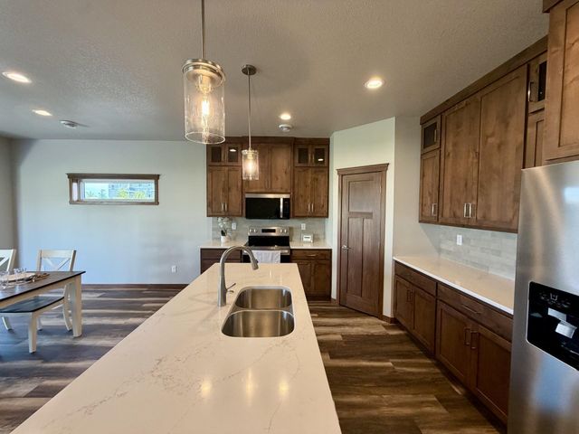 4203 Pine Parkway S, Fargo, ND 58104