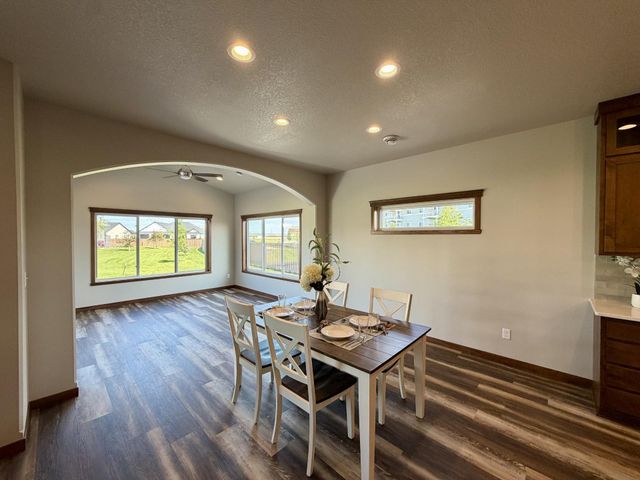 4203 Pine Parkway S, Fargo, ND 58104